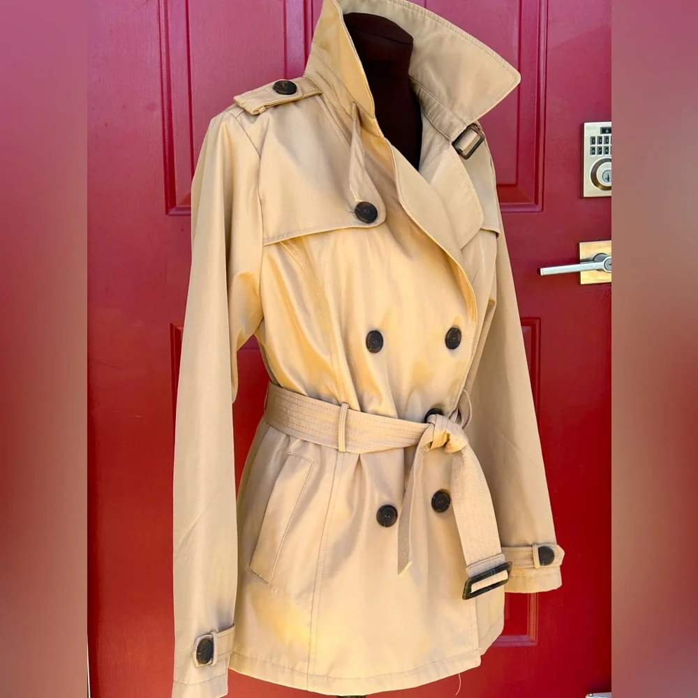 NWOT VILA sS short trench/rain coat Double breasted Pit-pit=about 20.5” - Picture 2 of 5